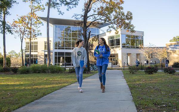 两个学生走在威斯康星大学的主校区
